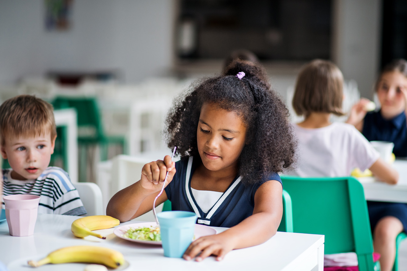 Aider mon enfant à manger équilibré à la cantine